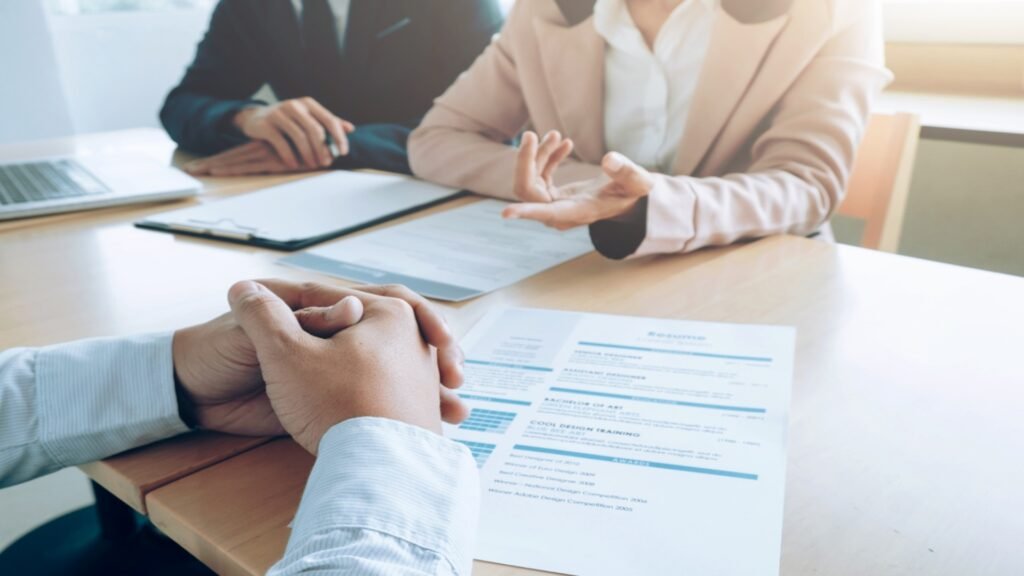 Saiba tudo sobre contratos de trabalho: tipos, obrigações e a importância do registro na carteira. Proteja seus direitos e evite complicações.