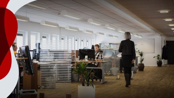 Sim, a empresa pode obrigado o empregado a voltar ao trabalho presencial, desde que avise e altere o contrato. Saiba mais sobre os direitos.